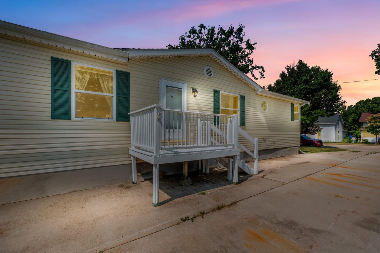 437 N Main St, Fall River, WI 53932