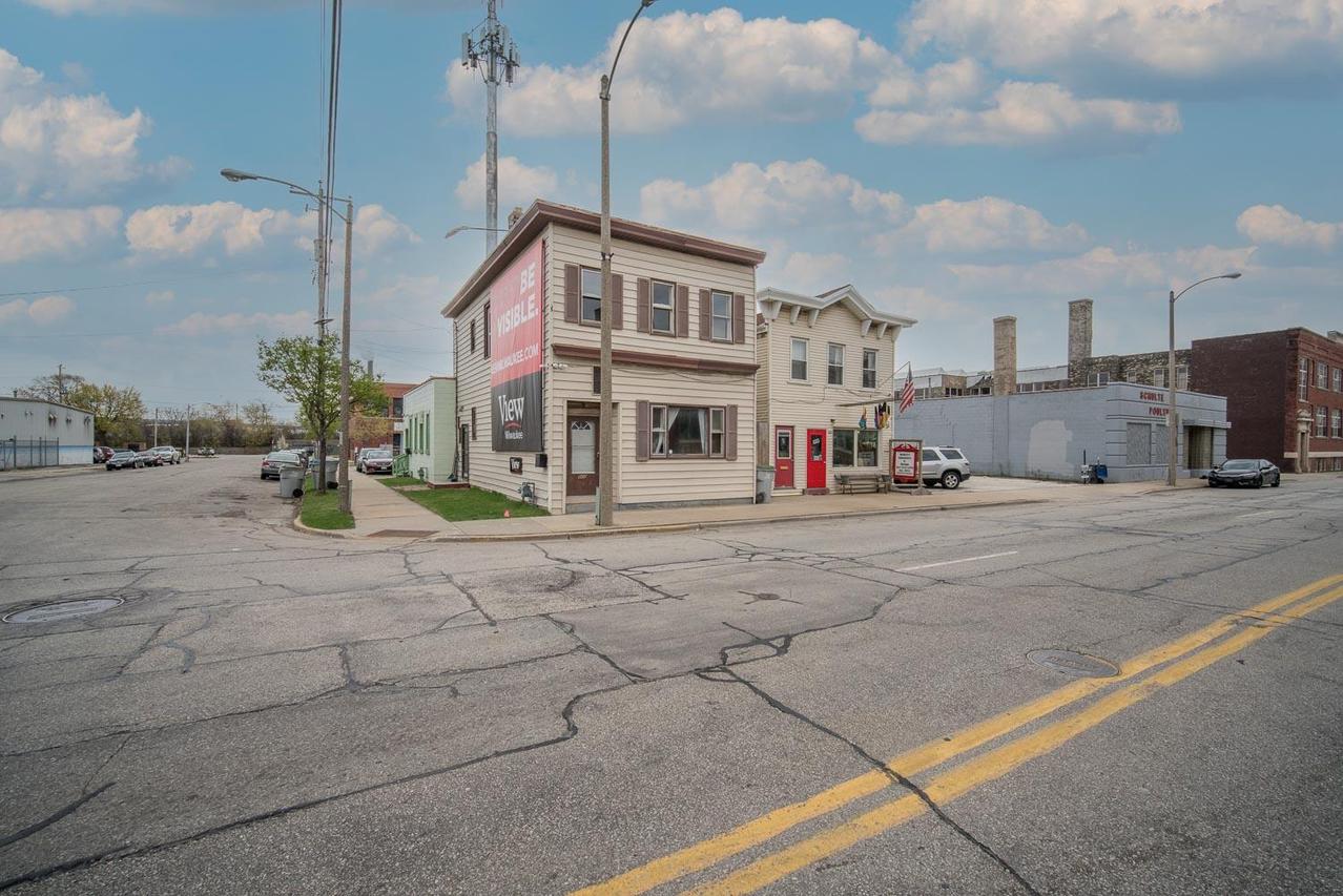 900 S 1st St, Milwaukee, WI 53204