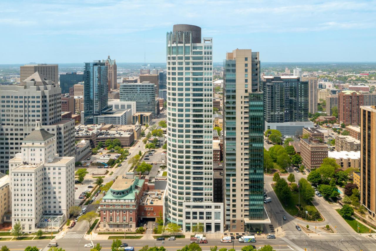 825 N Prospect Ave #902, Milwaukee, WI 53202