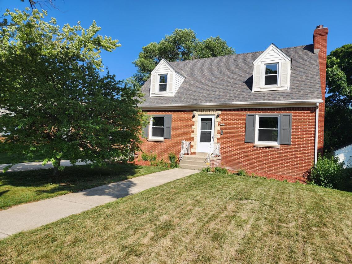 8509 Glencoe Cir., Wauwatosa, WI 53226