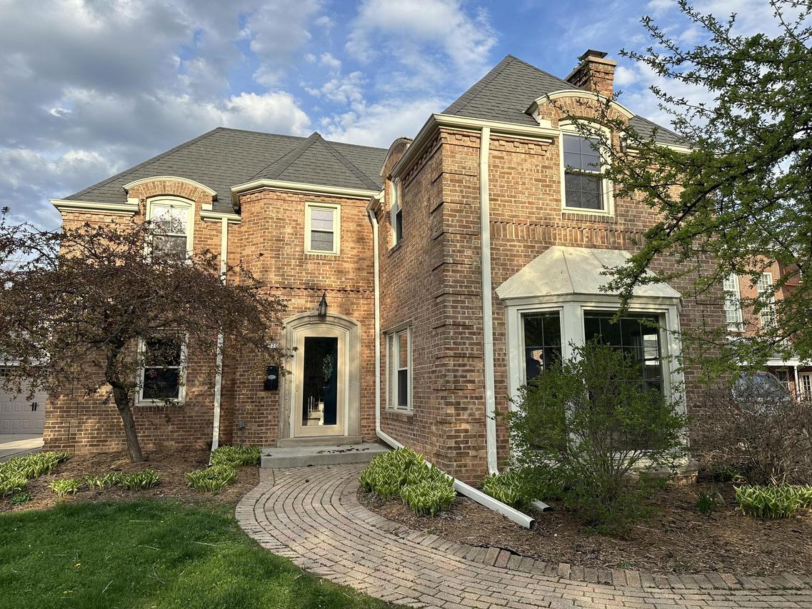 1520 Ridge Ct, Wauwatosa, WI 53213