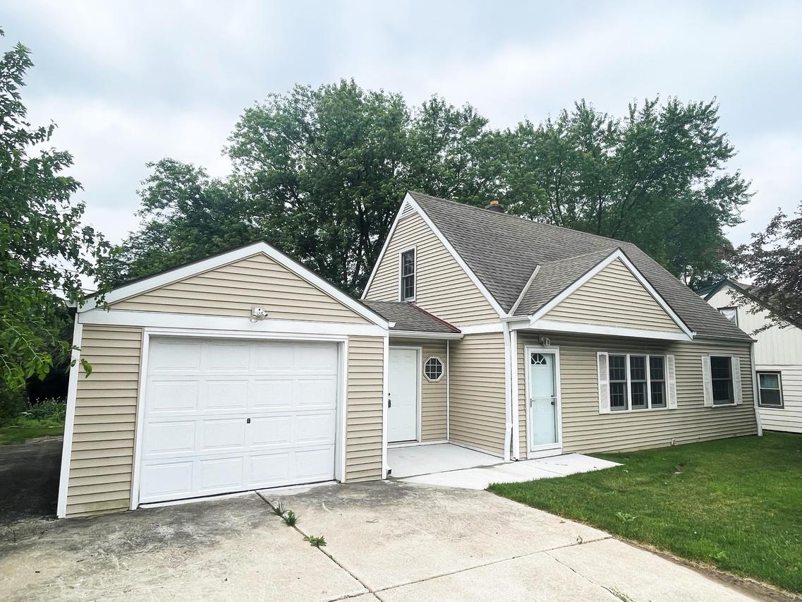 12207 W Bluemound Rd, Wauwatosa, WI 53226
