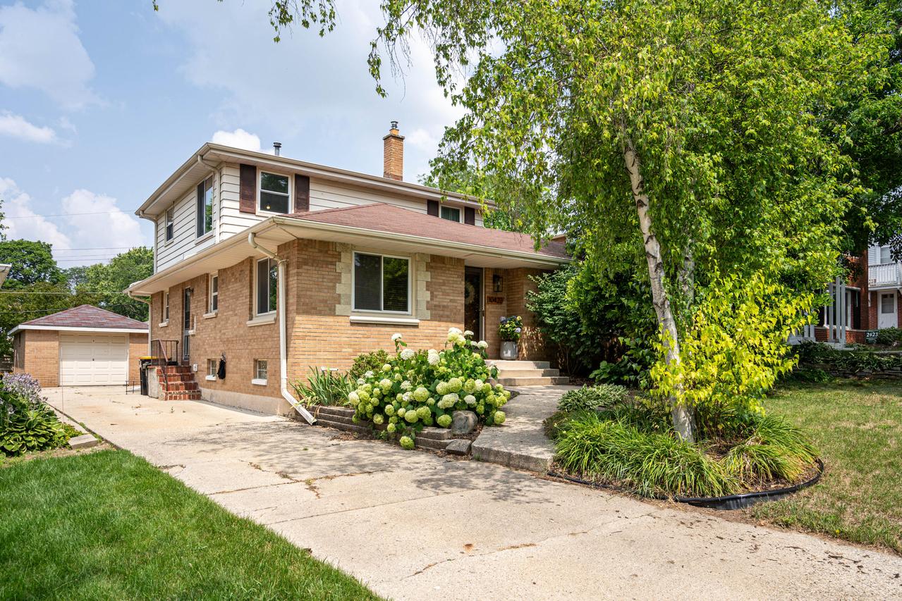 10422 Hillside Ave., Wauwatosa, WI 53222