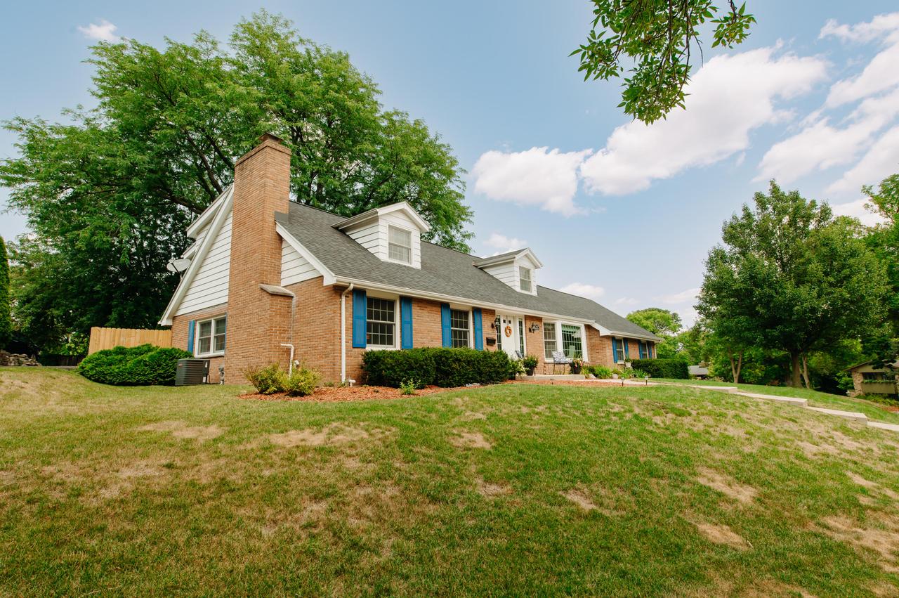 1110 Downing Dr, Waukesha, WI 53186