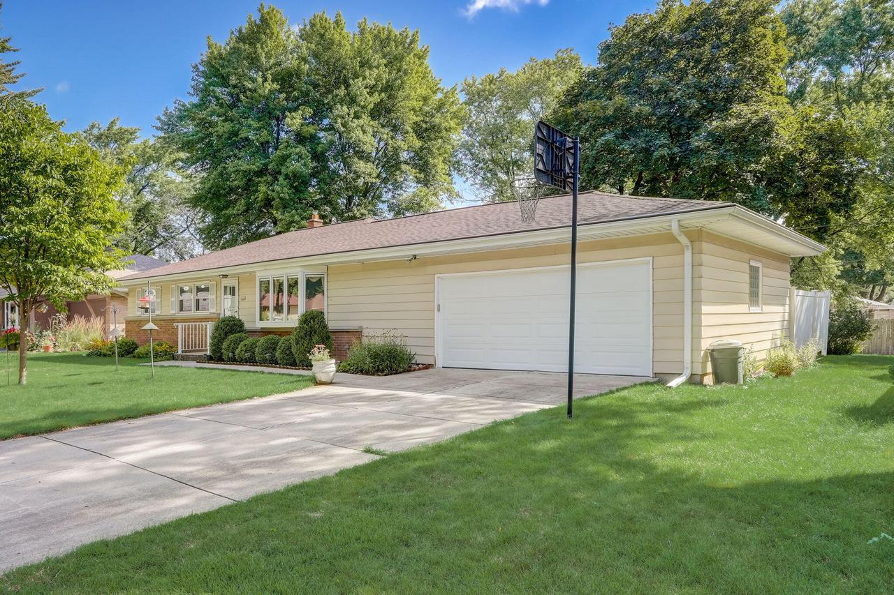 4442 N 108th St, Wauwatosa, WI 53225