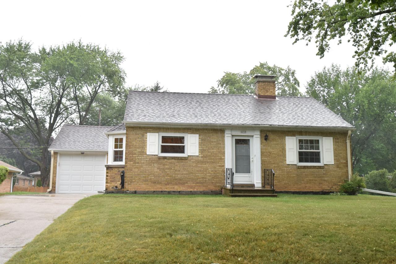 4058 N 94th St, Wauwatosa, WI 53222