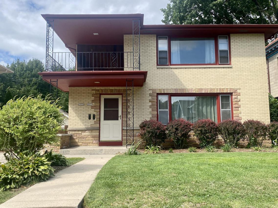 6822-6824 W Wells St, Wauwatosa, WI 43213