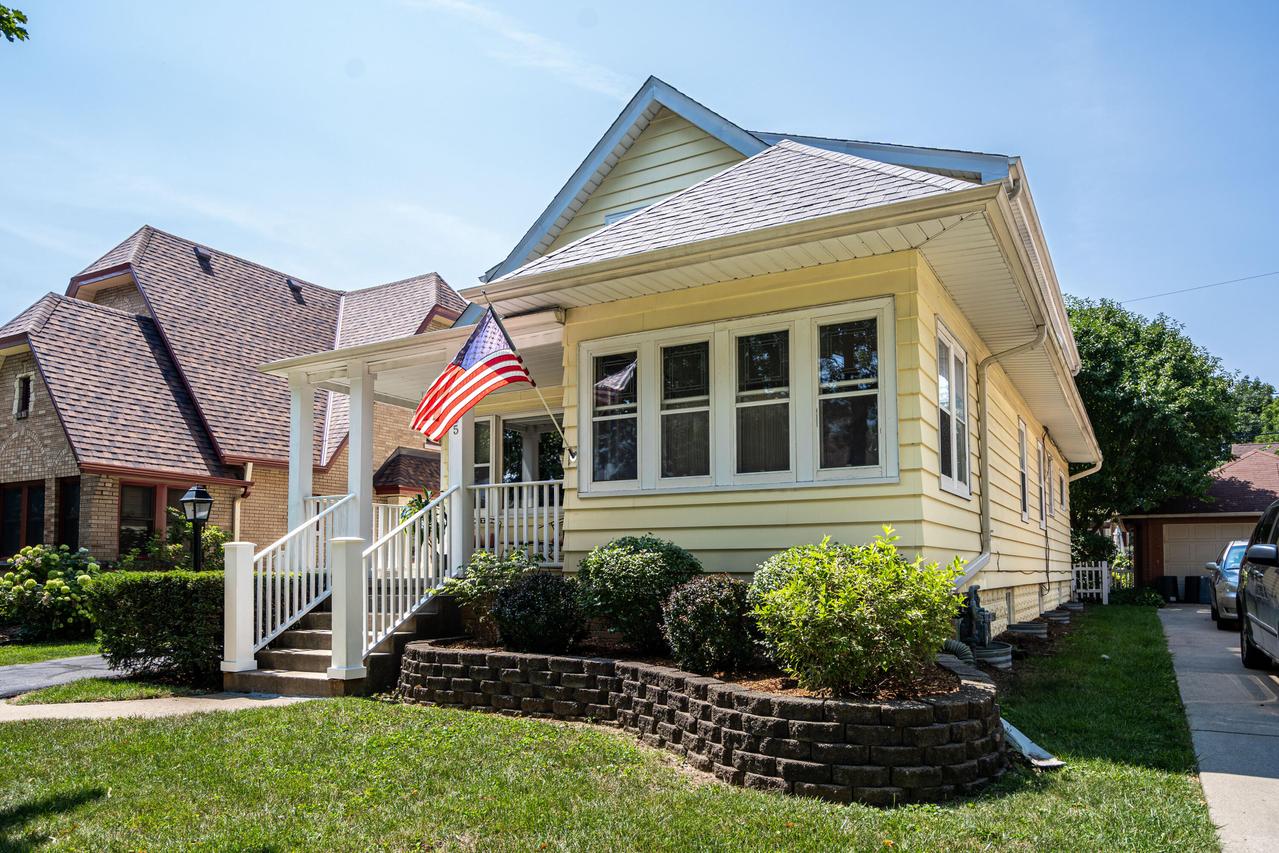 2555 N 72nd St, Wauwatosa, WI 53213