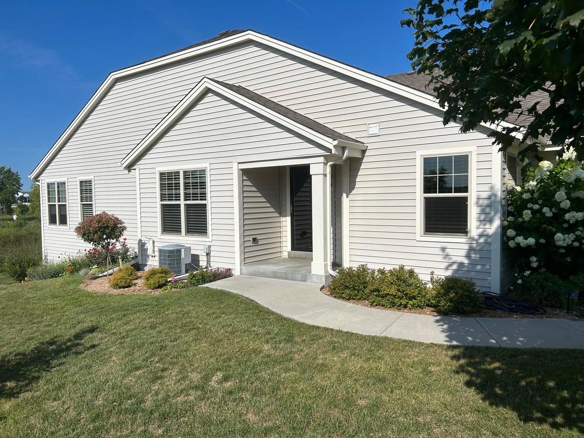 3610 Sandpiper Cir, Waukesha, WI 53189