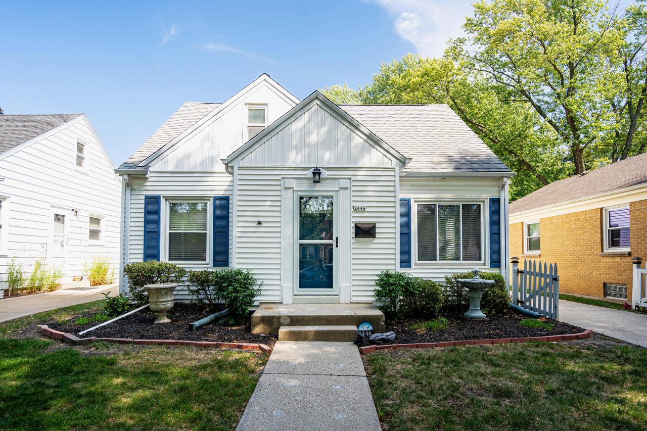 2446 N 84th St, Wauwatosa, WI 53226