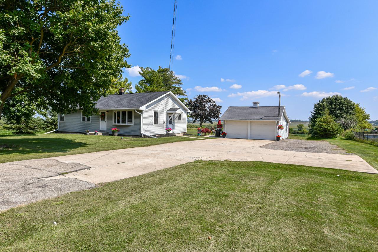 5025 69th Dr, Yorkville, WI 53182