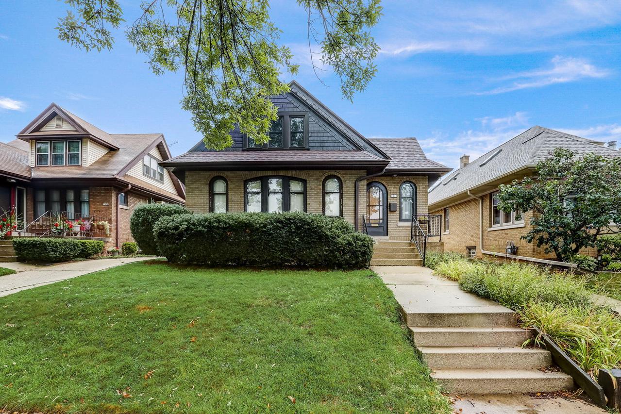 2418 N 61st St, Wauwatosa, WI 53213