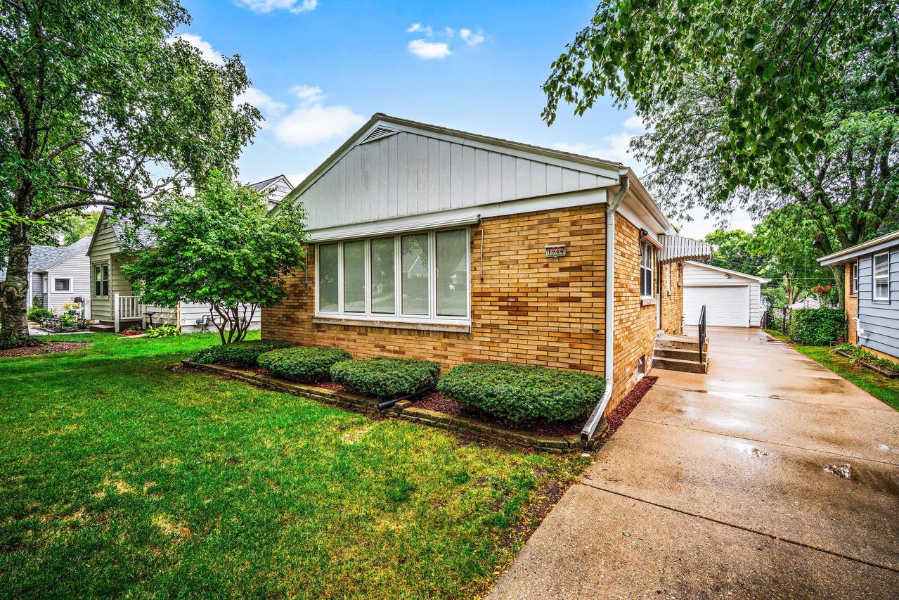 1944 N 118th St, Wauwatosa, WI 53226