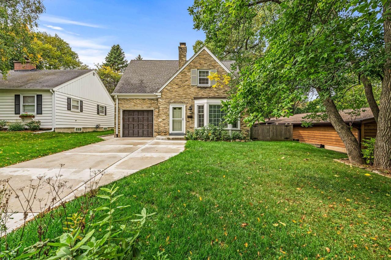 1239 N 85th St, Wauwatosa, WI 53226