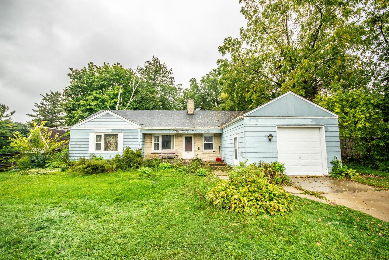 187 W Oak Grove, Juneau, WI 53039