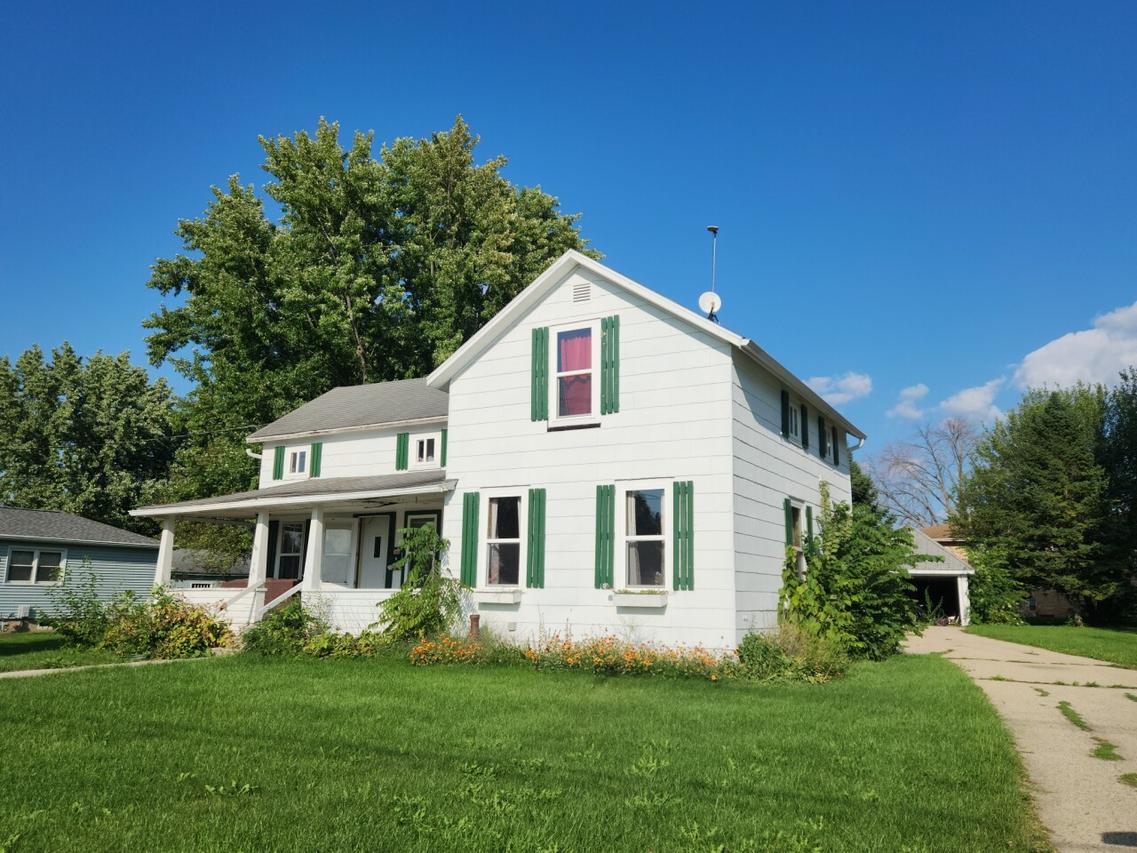 1027 Farnham St, Columbus, WI 53925