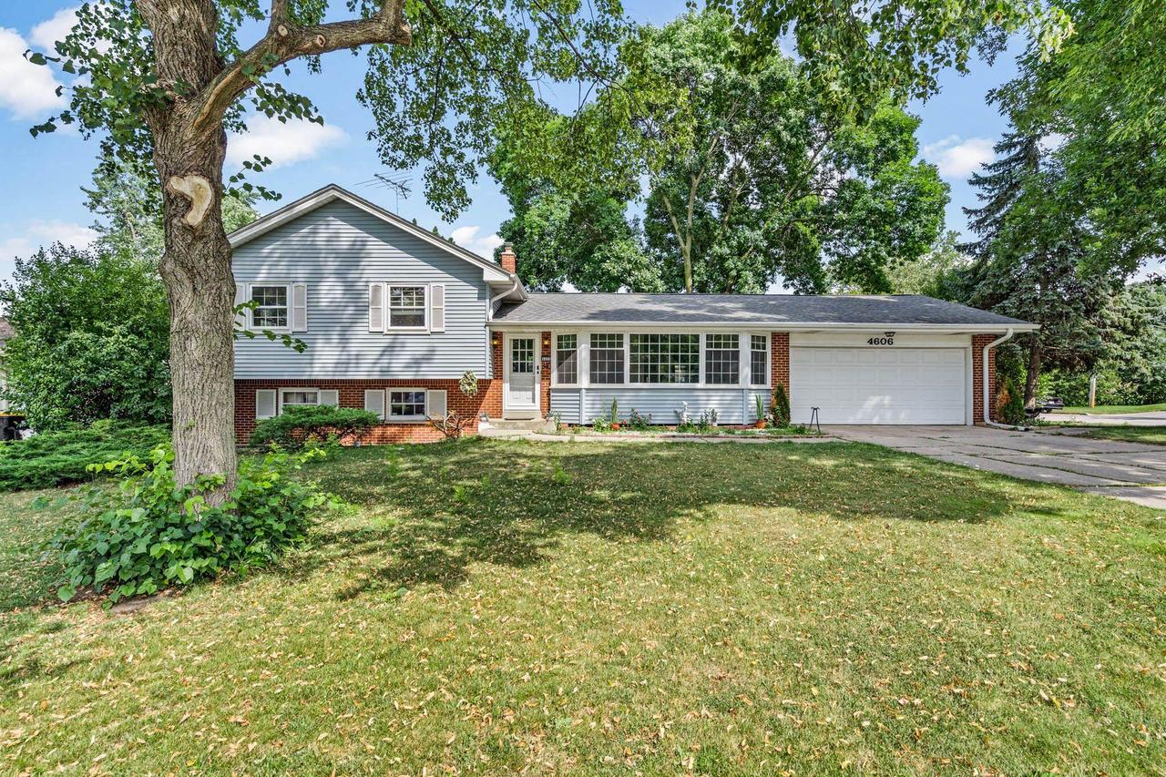 4606 N 110th St, Wauwatosa, WI 53225