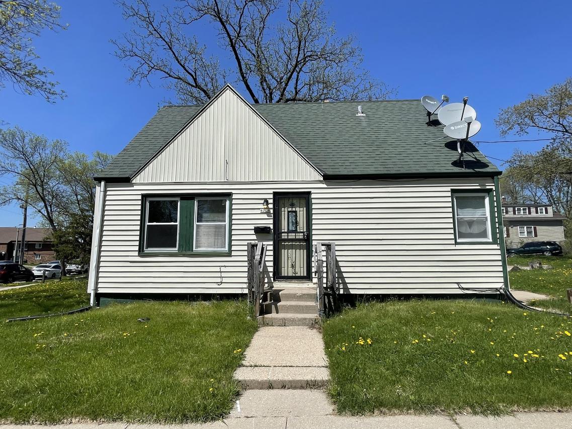 4216 W Sheridan, Milwaukee, WI 53209