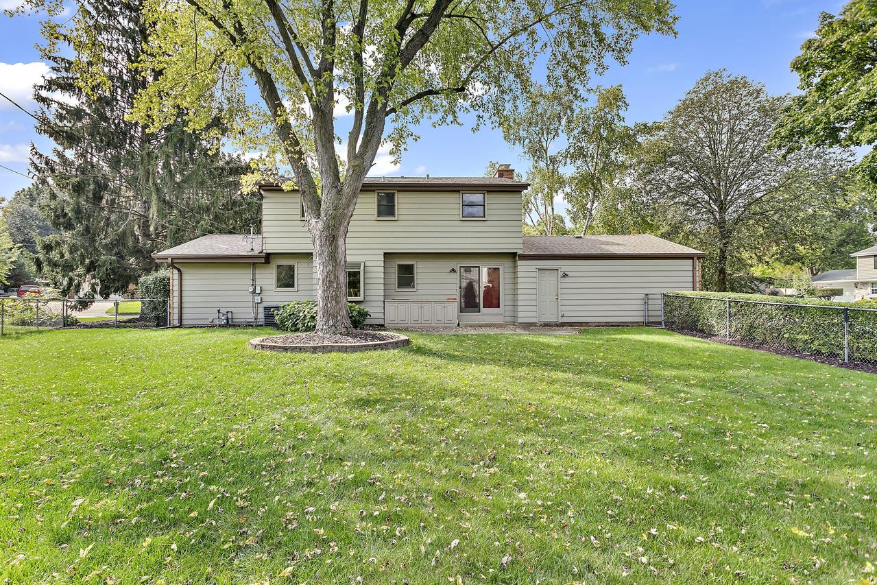 1900 Laura Ln, Waukesha, WI 53186
