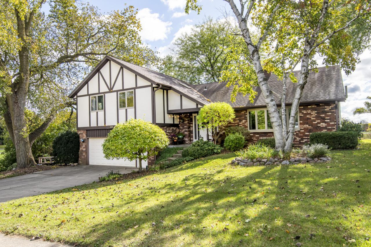 2709 Minot Ln, Waukesha, WI 53188