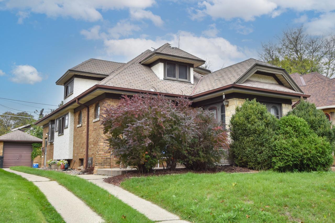 2469 N 62nd St, Wauwatosa, WI 53213