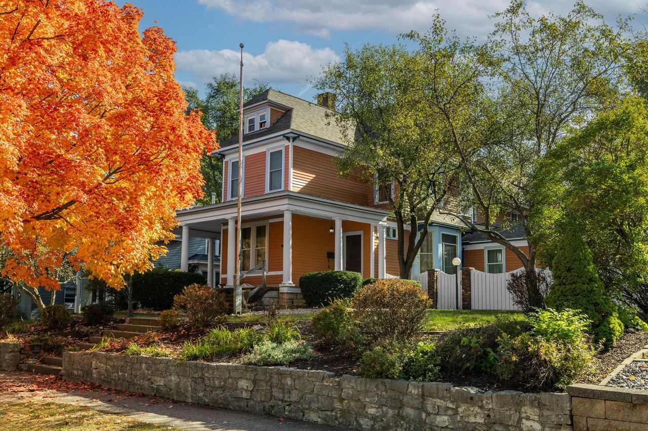 1612 Ferry St, La Crosse, WI 54601
