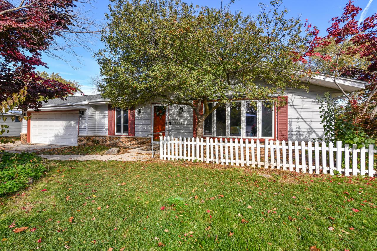 2122 Sunnyside Dr, Waukesha, WI 53186