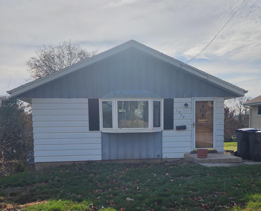 1909 Paradise St, Waukesha, WI 53188