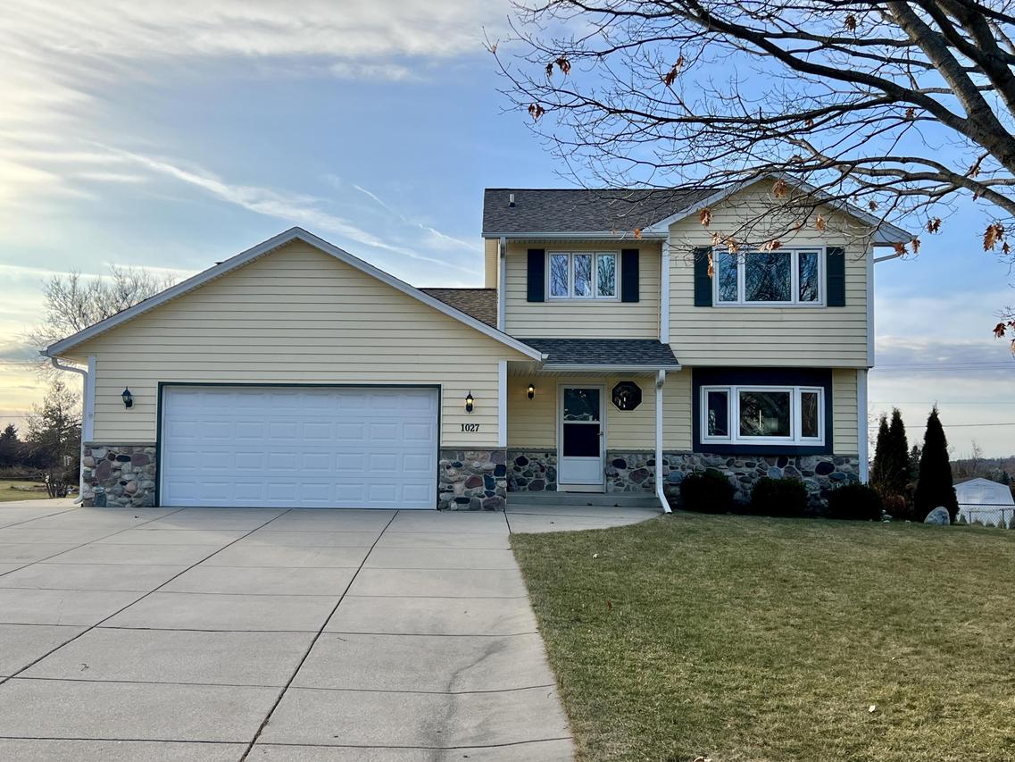 1027 Wellington Way, Hartland, WI 53029