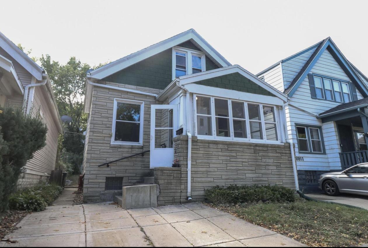 6907 Auburn Ave, Wauwatosa, WI 53213