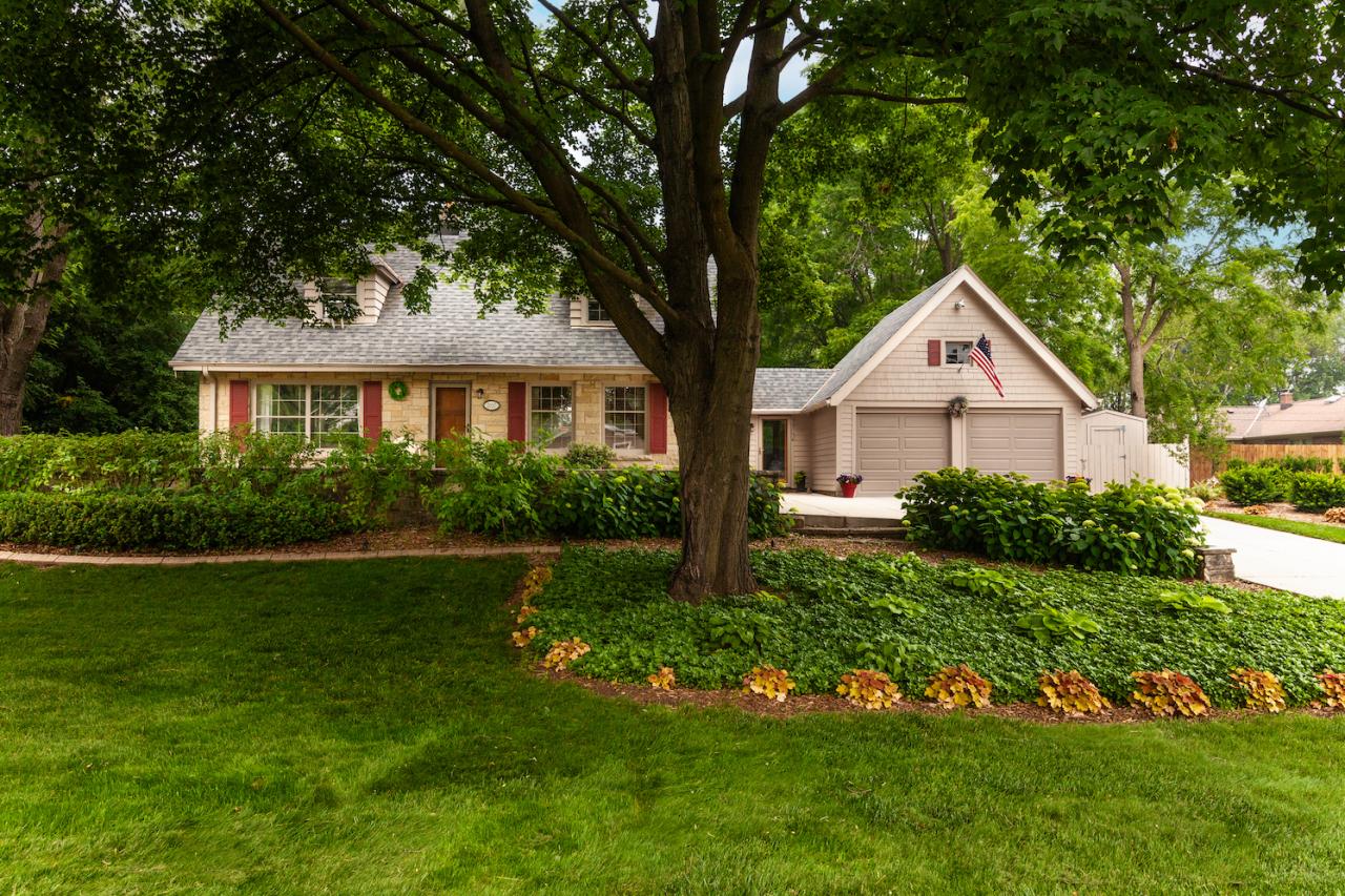 2657 N 117th St, Wauwatosa, WI 53226