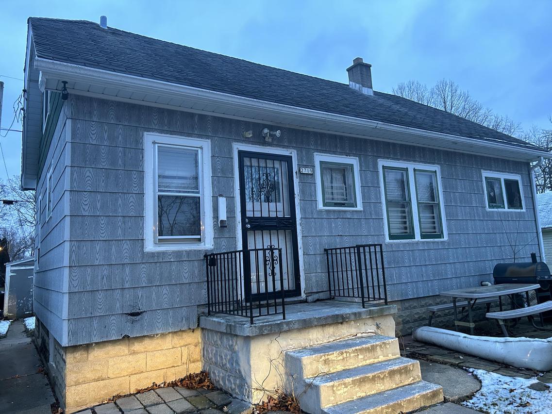 2719 W Oriole Dr, Milwaukee, WI 53209