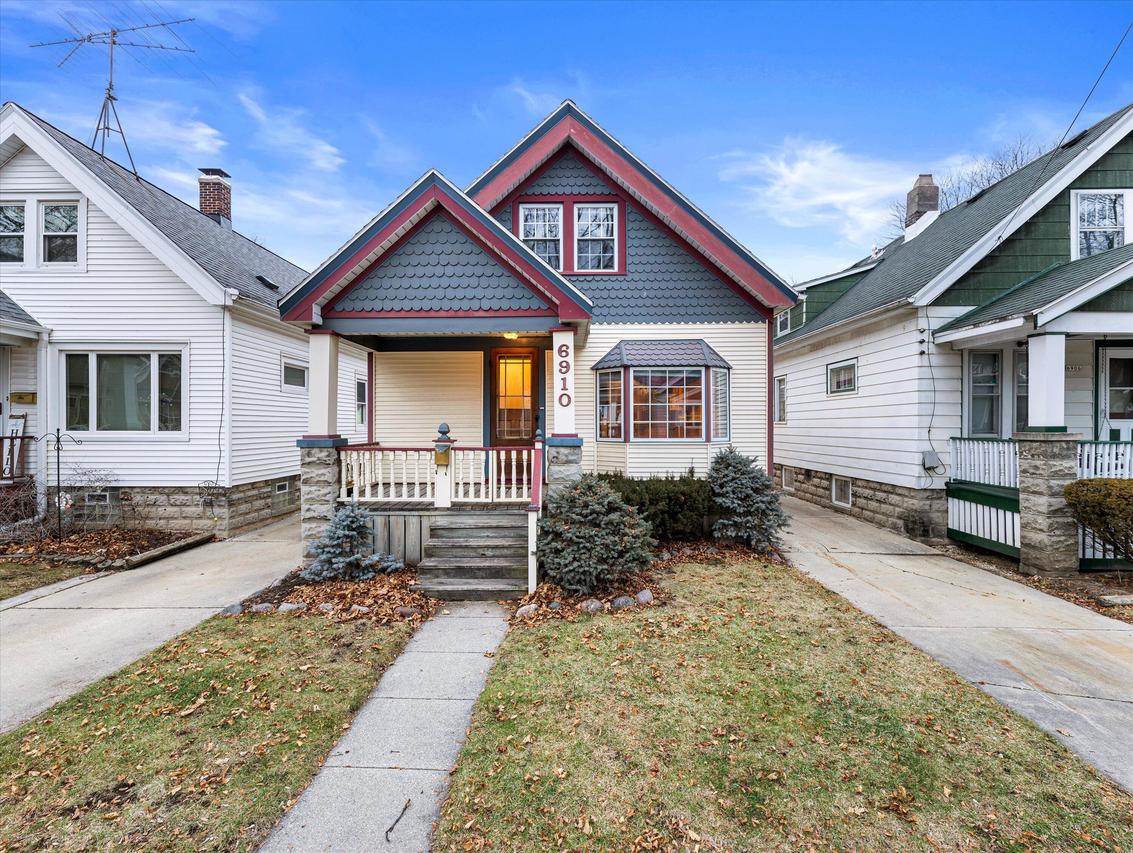 6910 Auburn Ave, Wauwatosa, WI 53213