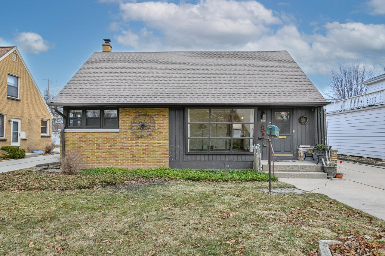 524 N 106th St, Wauwatosa, WI 53226