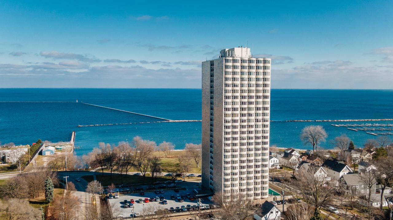 2525 S Shore Dr #23A, Milwaukee, WI 53207