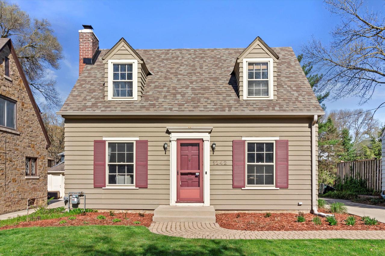 1242 N 85th St, Wauwatosa, WI 53226