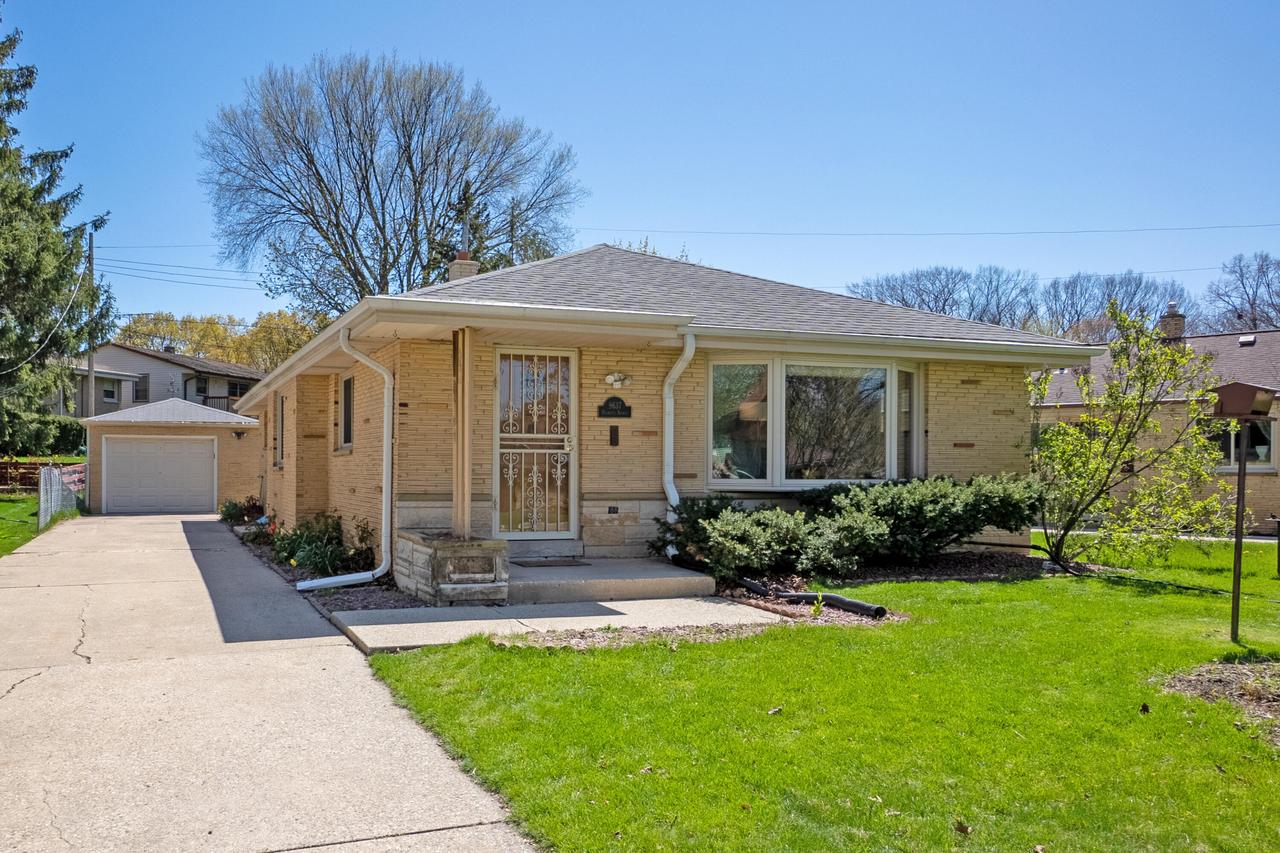 9637 W Palmetto Ave, Wauwatosa, WI 53222