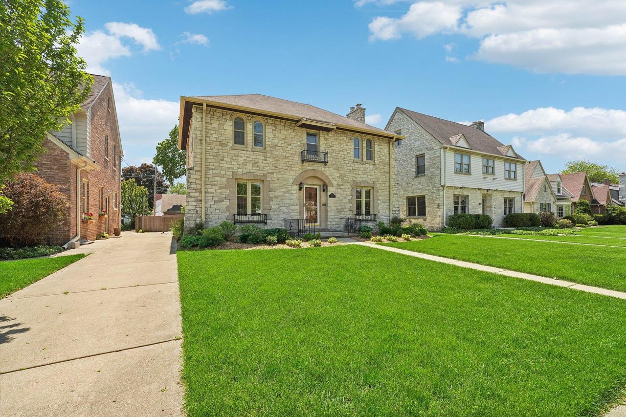 8849 W Jackson Park, Wauwatosa, WI 53226