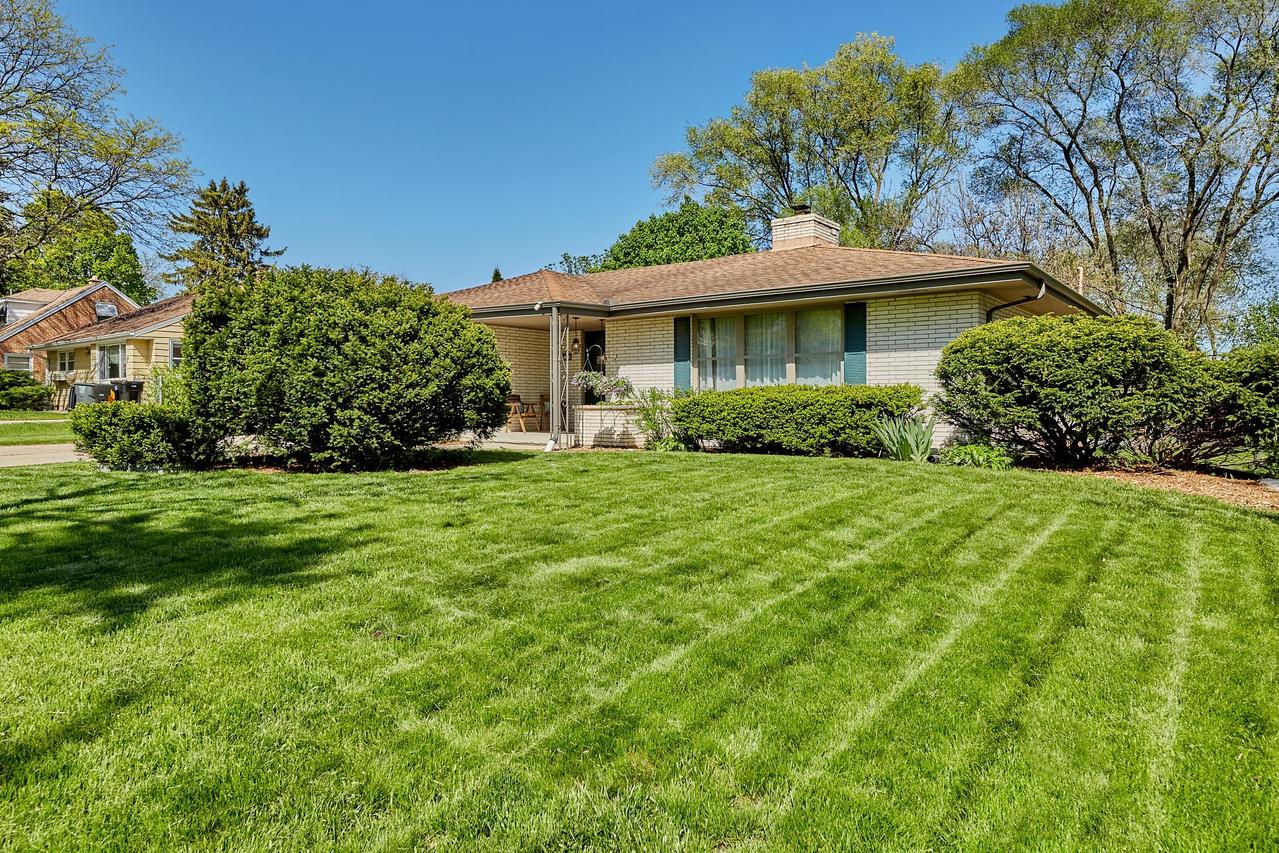 2116 N 115th St, Wauwatosa, WI 53226
