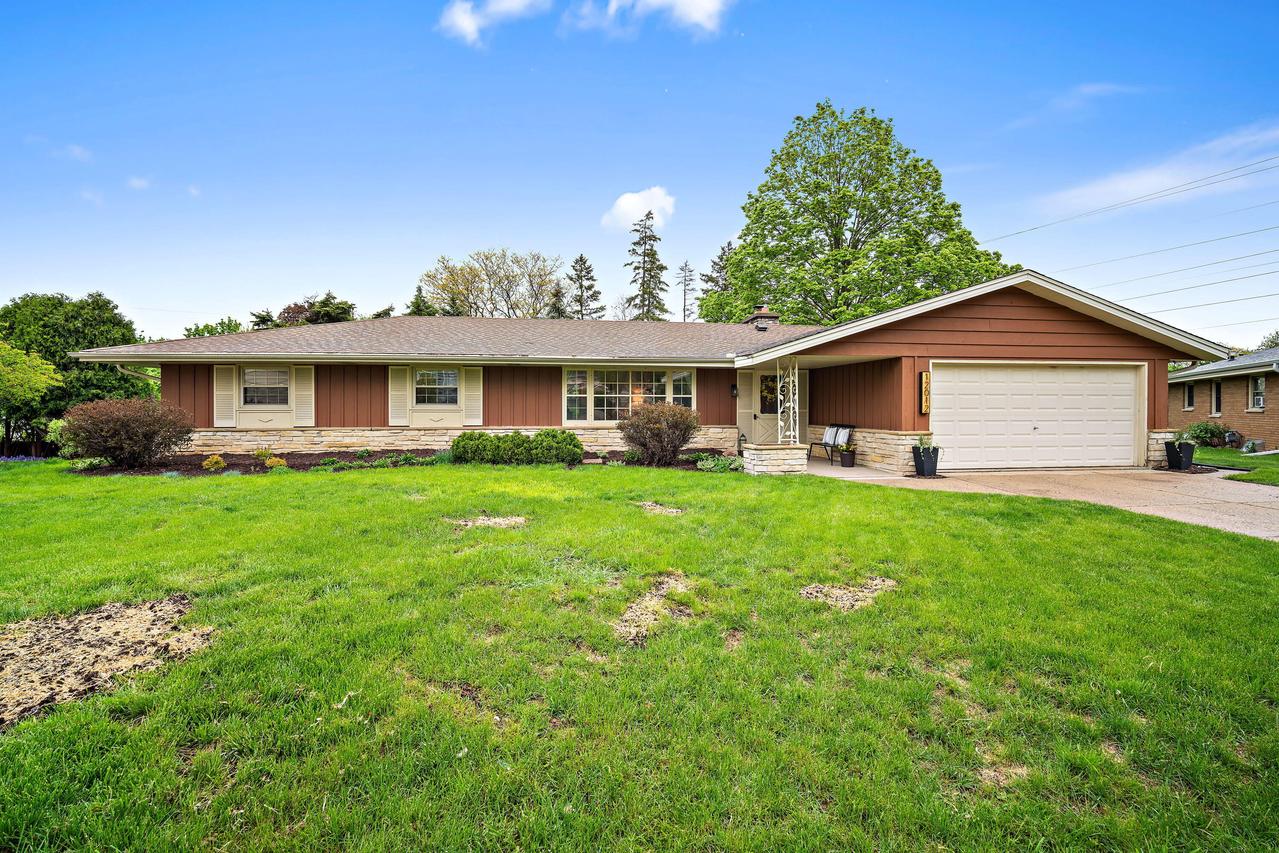 12012 Meadow Ct, Wauwatosa, WI 53222