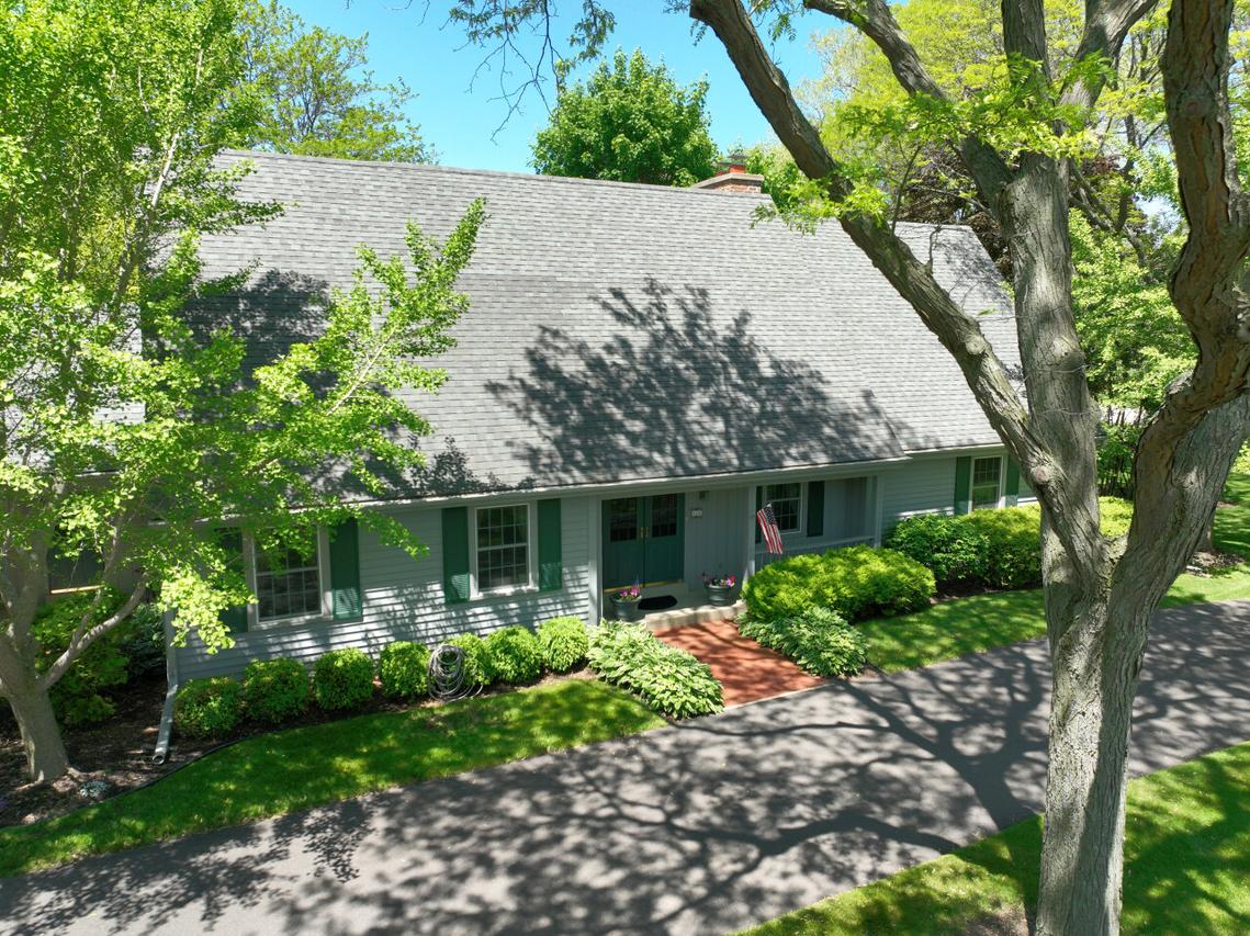 316 W Thornapple Ln, Mequon, WI 53092