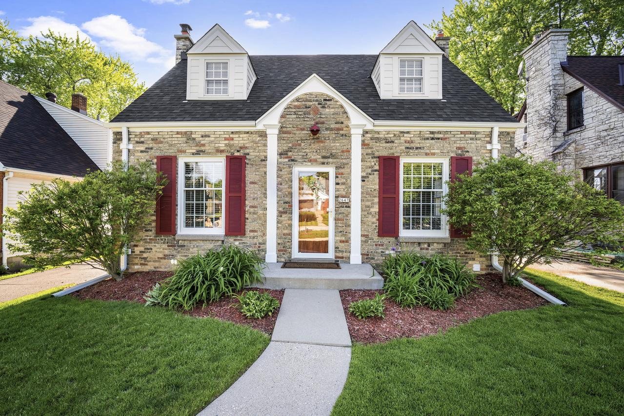 2647 N 82nd St, Wauwatosa, WI 53213