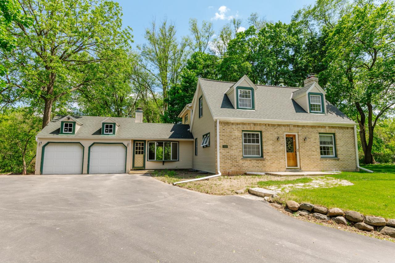 W279N2152 Prospect Ave, Pewaukee, WI 53072