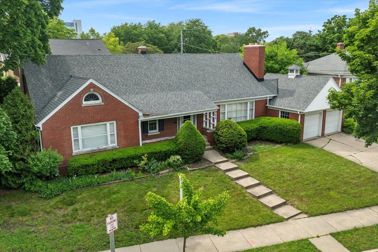 711 Glenview Ave, Wauwatosa, WI 53213