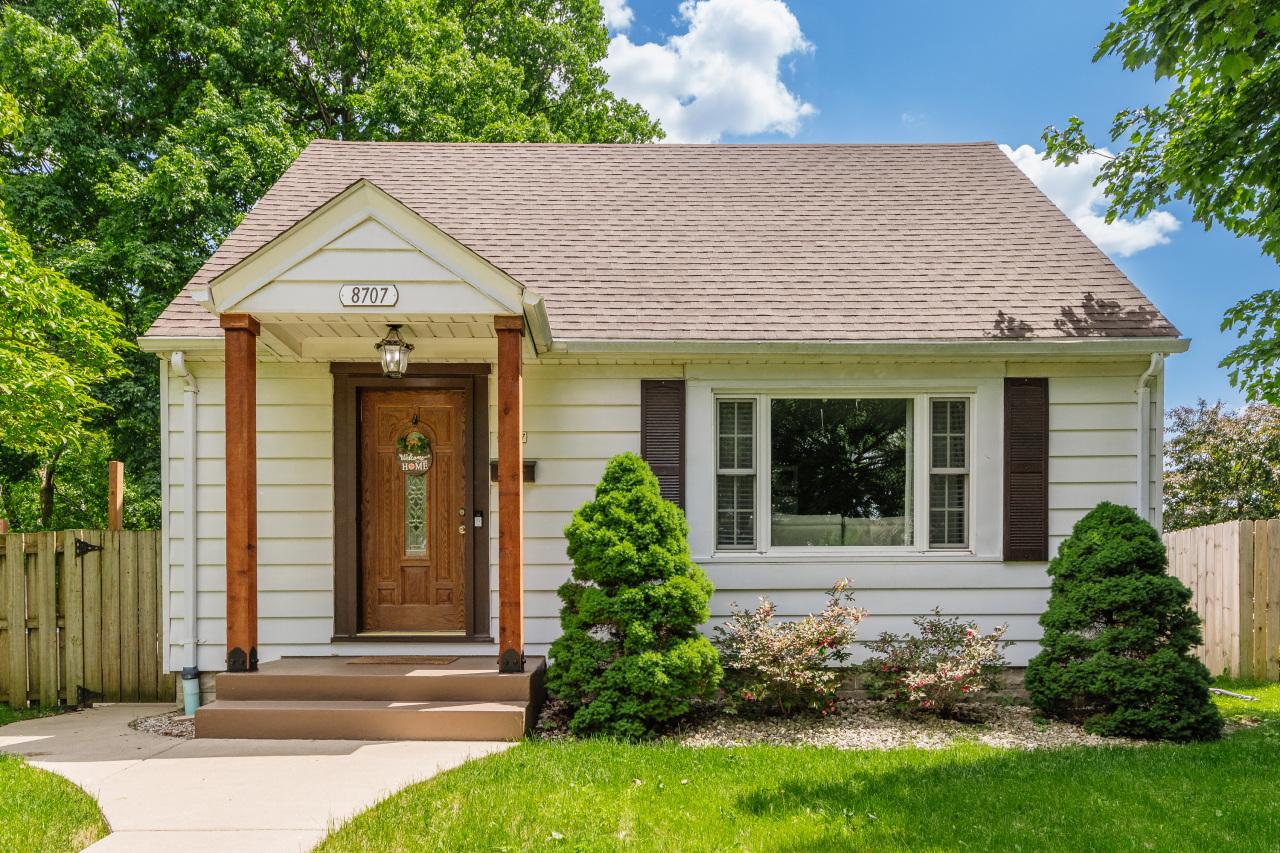 8707 W Stuth Ave, West Allis, WI 53227