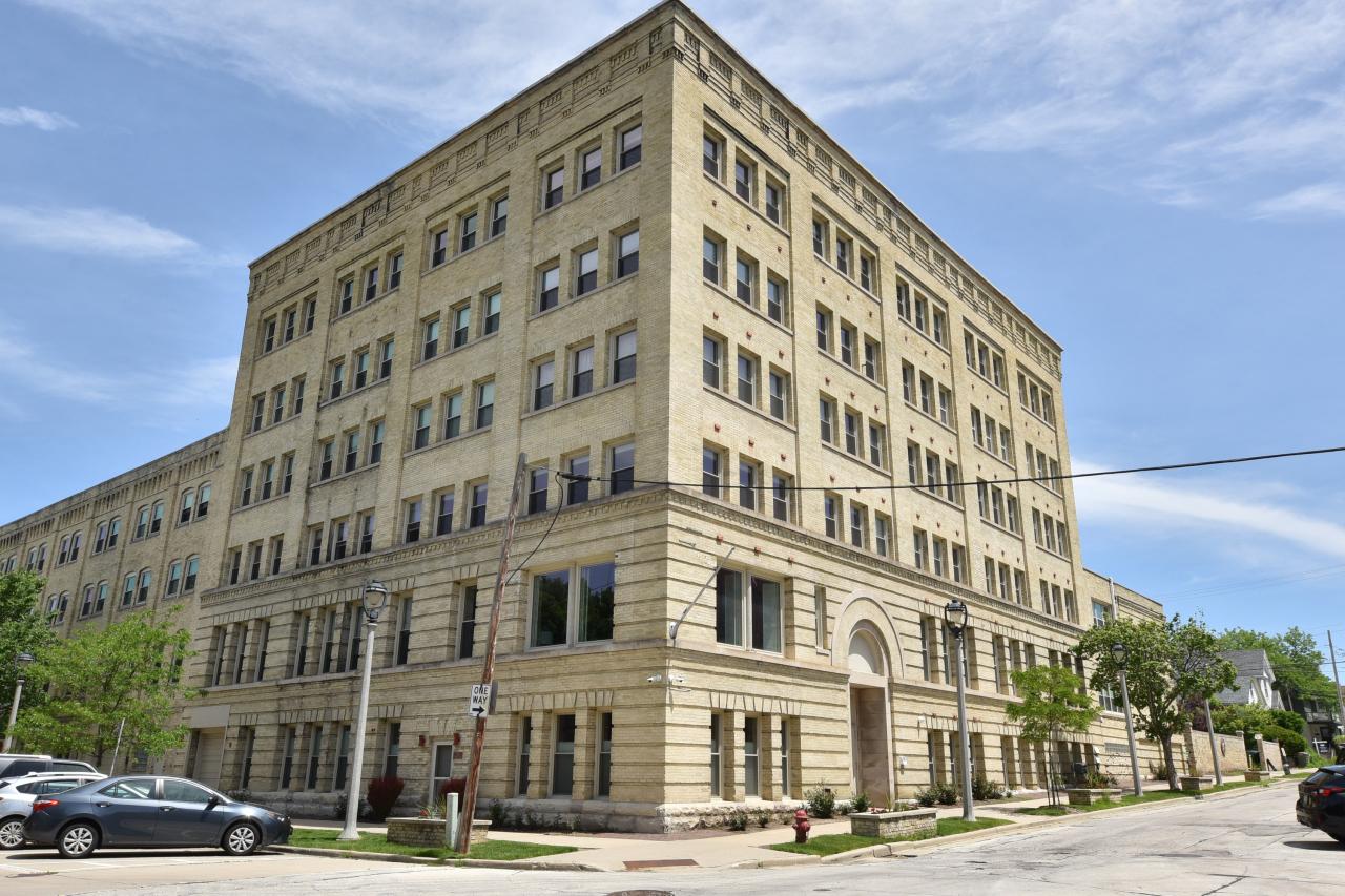 904 E Pearson St #323, Milwaukee, WI 53202