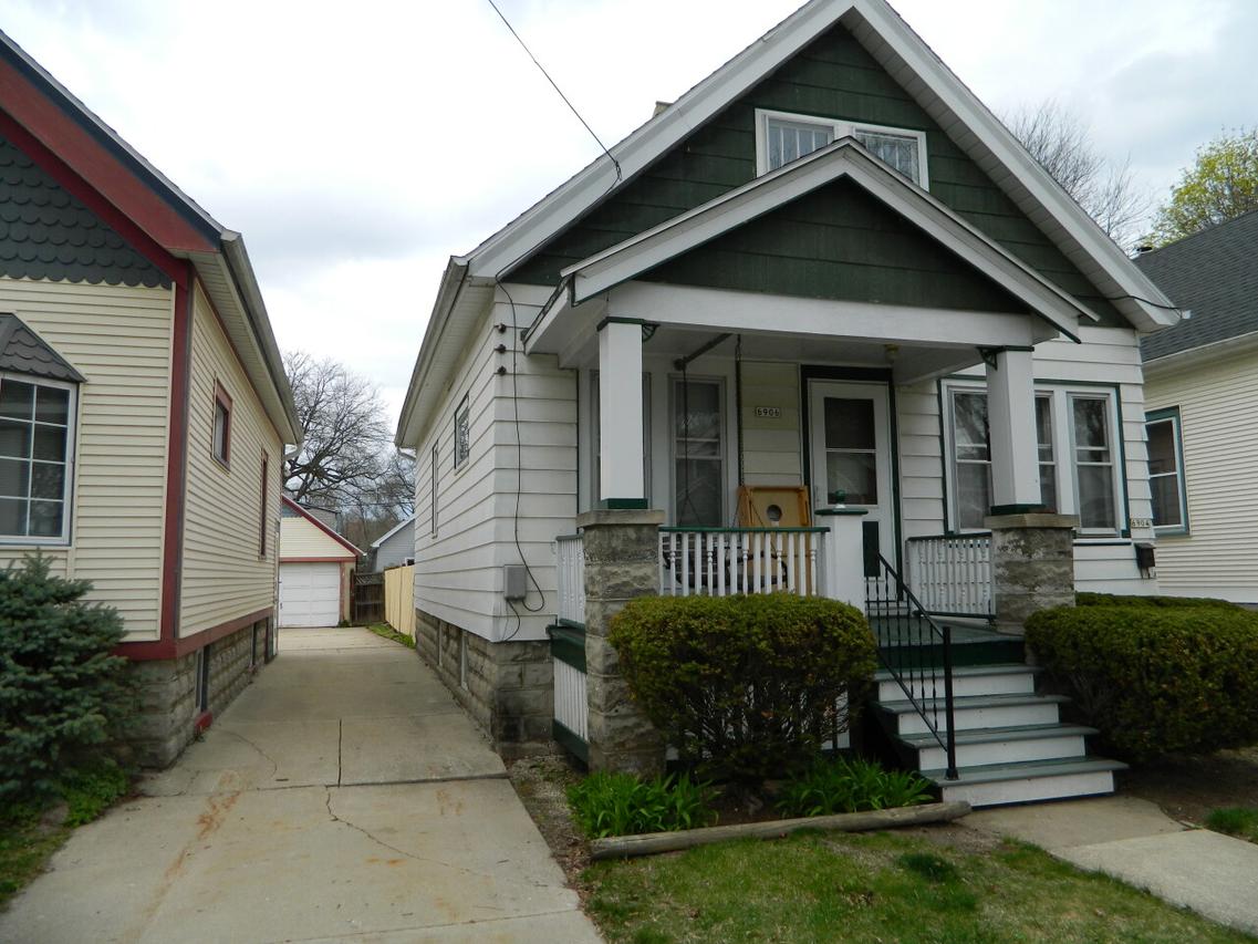 6904 Auburn Ave, Wauwatosa, WI 53213