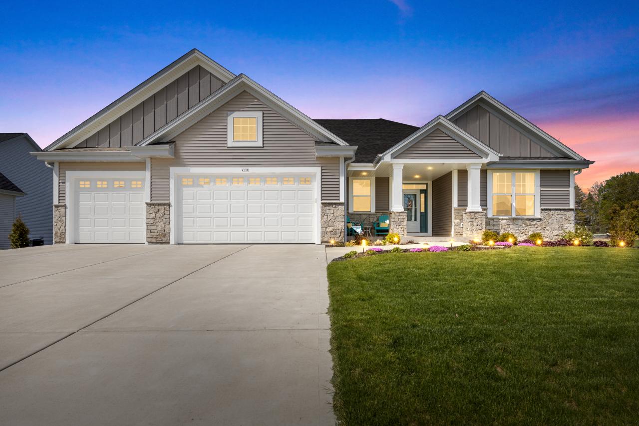 2060 E Teton Trl, Grafton, WI 53024