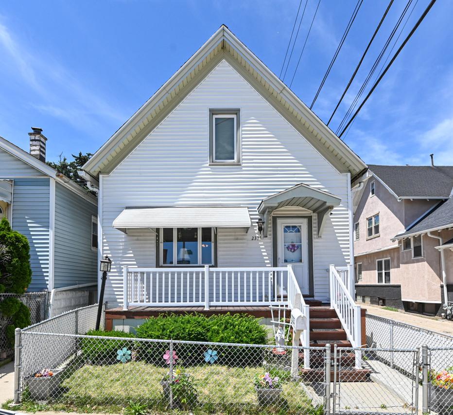2323 S 5th Pl, Milwaukee, WI 53207
