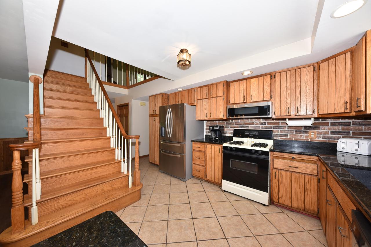 10227 N River Rd, Mequon, WI 53092